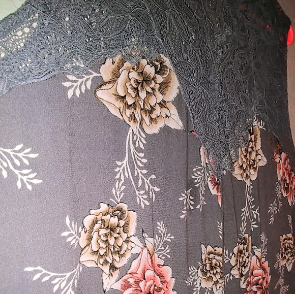 TORRID Sharkbite Floral Lace Top  Size 2 (18-20/ 2X) - Picture 6 of 12